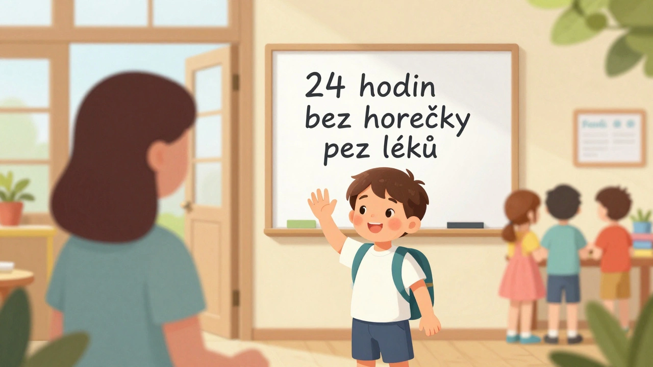 Dítě se loučí s učitelkou u vchodu do školky, směje se a má zdravou barvu tváří.